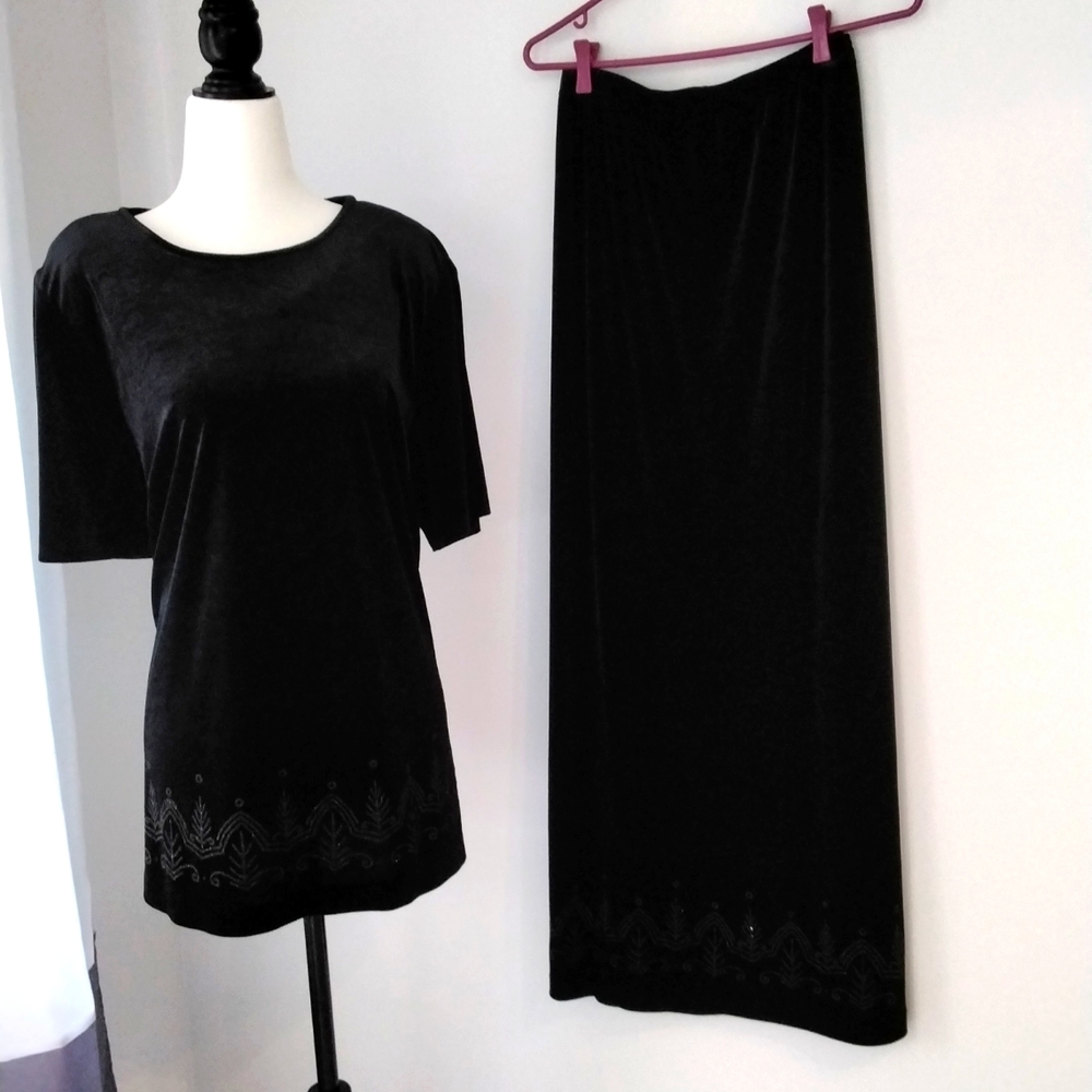 Ladies 2 piece holiday outfit, velvet/velour look